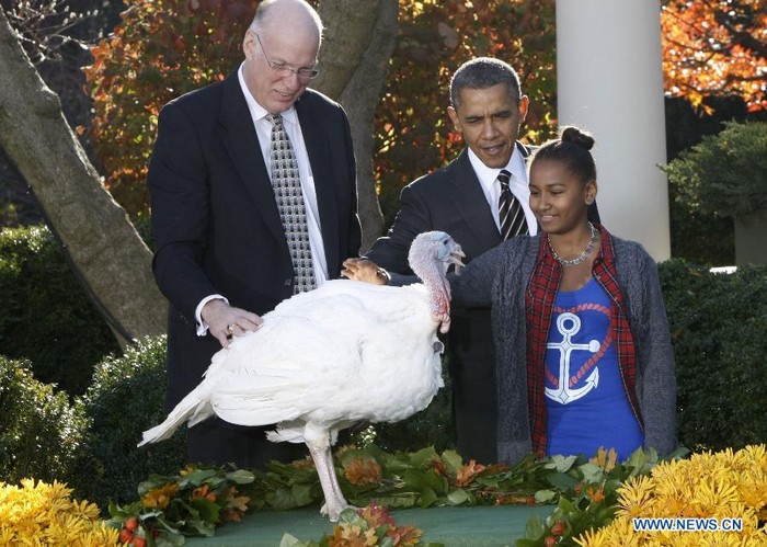 Tổng thống Obama cùng con gái tới thăm Cobbler.