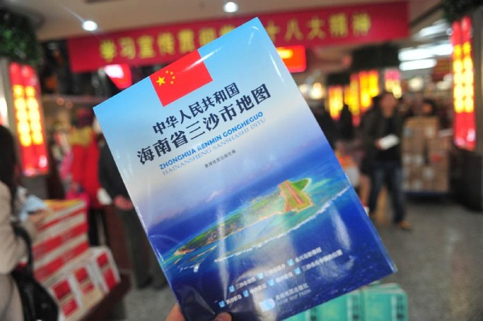 Trên bản đồ còn hiển thị chi tiết về các đặc điểm địa chất, địa hình biển, tài nguyên thiên nhiên, đất giao thông, sân bay, bến cảng cũng như địa giới hành chính mà phía Trung Quốc tự đặt tên một cách trái phép và vô hiệu.