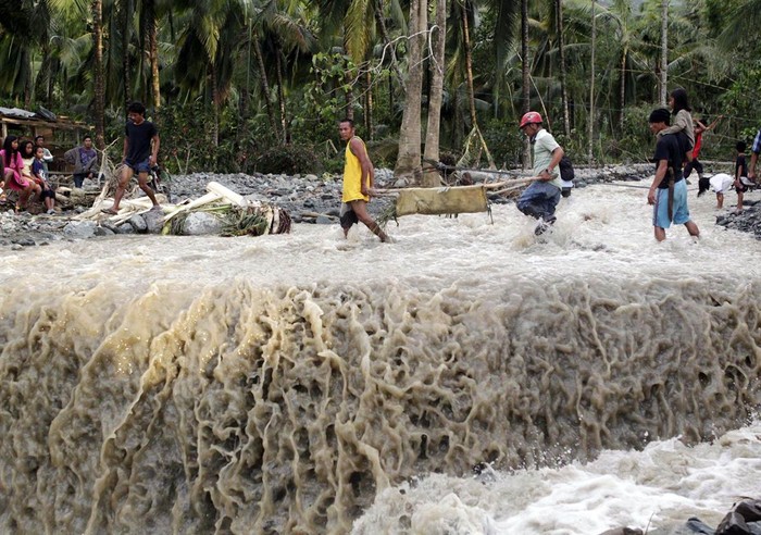 Người dân Philippines khiêng thi thể một nạn nhân của siêu bão Bopha sau khi nó quét qua thị trấn New Bataan hôm 5/12.