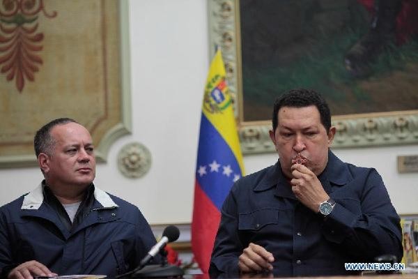 Tổng thống Hugo Chavez (phải) sẽ sớm quay lại Cuba điều trị bệnh ung thư tái phát.