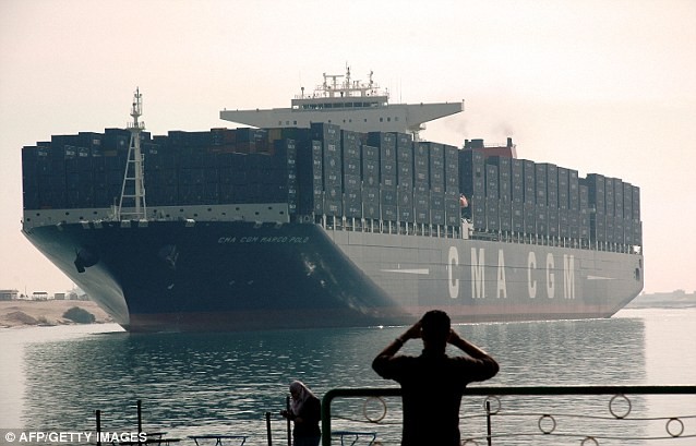 Một người đàn ông Ai Cập theo dõi tàu container lớn nhất thế giới đi qua cảng Ismailia, cách 120 km về phía bắc Cairo.