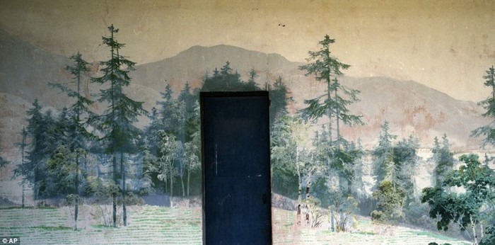 Một cánh cửa hiện ra giữa bức tranh rừng tại Bình Nhưỡng.