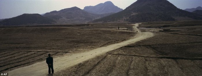 Một người đàn ông đang đi trên con đường ở vùng nông thôn tỉnh Bắc Phyongan.