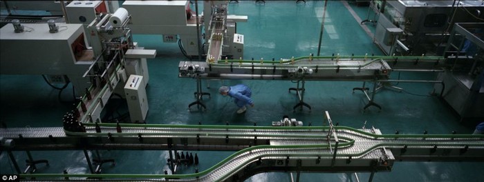 Công nhân trong nhà máy sản xuất nước trái cây đóng chai ở ngoại ô Bình Nhưỡng.