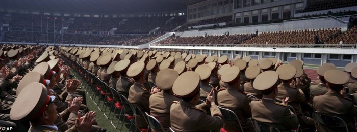 Quân nhân vỗ tay chào đón các nhà lãnh đạo đất nước tại một lễ mít tinh ở sân vận động Bình Nhưỡng.
