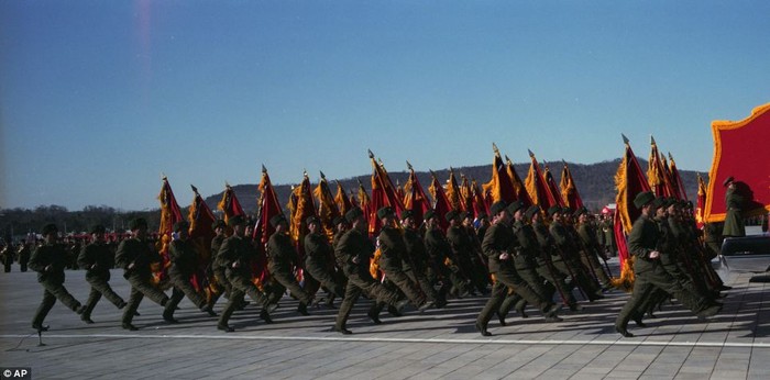 Binh lính diễu hành mang theo di ảnh của nhà lãnh đạo Kim Nhật Thành trong lễ diễu binh tại Bình Nhưỡng kỷ niệm 70 năm ngày sinh của ông.