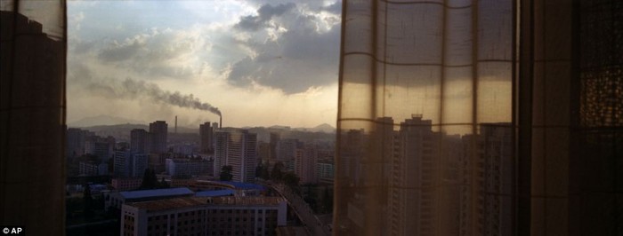 Cảnh mặt trời lặn ở Bình Nhưỡng được nhìn từ cửa sổ một căn phòng khách sạn ở trung tâm thành phố.