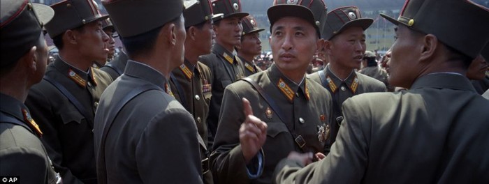 Các quân nhân Triều Tiên trò chuyện khi xếp hàng trong một cuộc họp đại chúng do Ủy ban Trung ương đảng Lao động tổ chức.