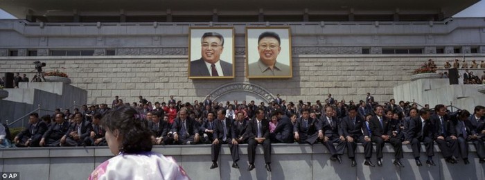Người dân tham gia lễ diễu binh kỷ niệm 100 năm ngày sinh lãnh tụ Kim Nhật Thành.