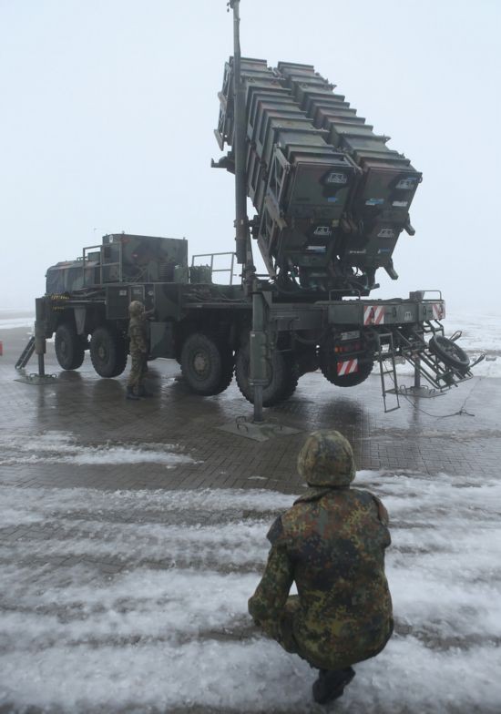 Các tên lửa này được phóng đi và thu thập thông tin của mục tiêu gửi về trạm radar mặt đất. Từ đó các sĩ quan điều khiển sẽ tính toán và vạch hướng tấn công gửi trở lại cho các tên lửa thực hiện.
