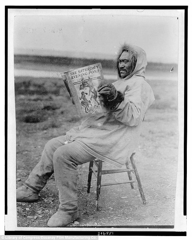 Một người Eskimo đọc báo Saturday Evening Post vào năm 1913.