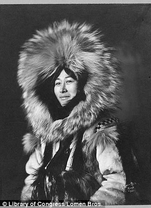 Một phụ nữ Eskimo đội mũ lông thú.