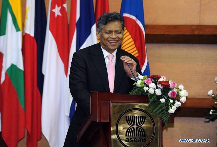 Cựu Tổng thư ký ASEAN Surin Pitsuwan phát biểu trong buổi lễ.