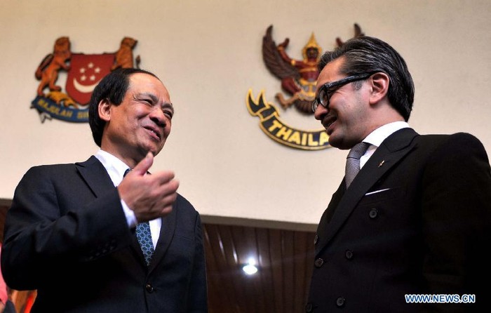 Tổng thư ký mới của ASEAN Lê Lương Minh (trái) trao đổi với Bộ trưởng Ngoại giao Indonesia Marty Natalegawa sau lễ chuyển giao nhiệm vụ tại văn phòng trụ sở ASEAN ở Jakarta ngày 9/1.