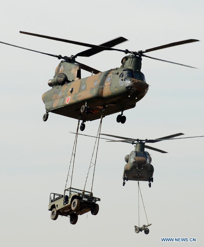 Trực thăng vận chuyển vũ khí và xe quân sự trong khuôn khổ cuộc tập trận.