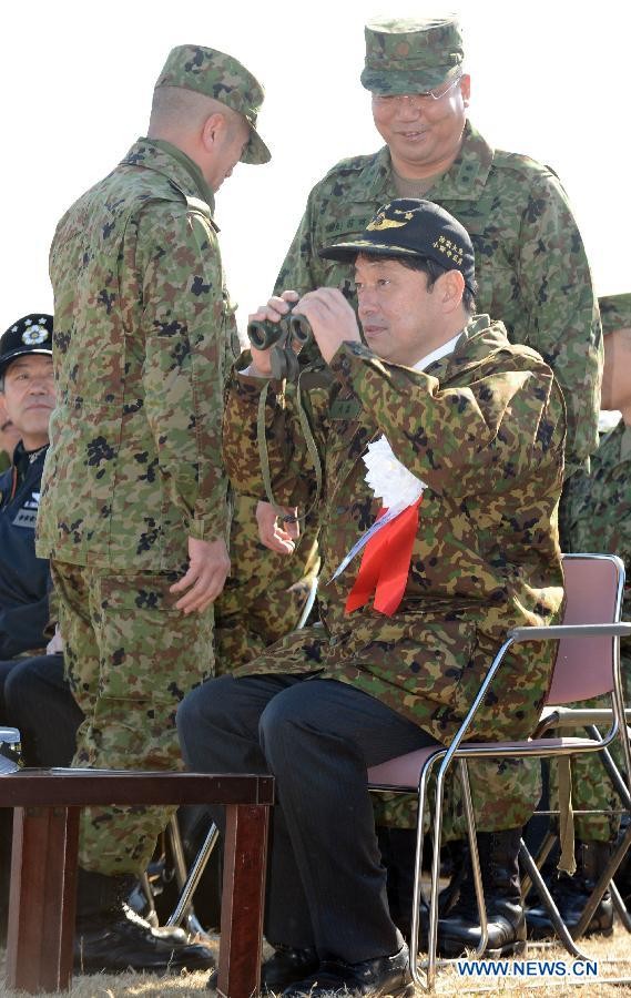 Bộ trưởng Quốc phòng Nhật Bản Itsunori Onodera quan sát binh lính nhảy dù trong cuộc tập trận đoạt đảo tại Chiba hôm 13/1.