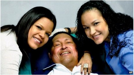 Ông Chavez cùng 2 con gái trong bức ảnh trên giường bệnh tại Cuba được chính phủ Venezuela công bố hồi tuần trước.