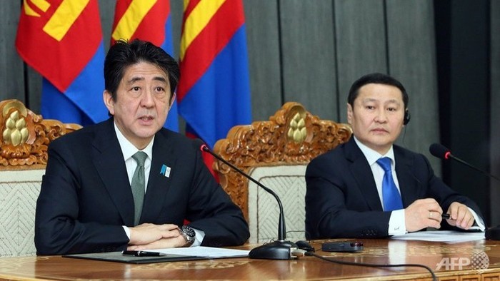 Thủ tướng Nhật Bản Shinzo Abe (trái) và Thủ tướng Mông Cổ Altankhuyag Norov.