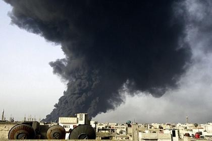 Khói bốc lên từ một giếng dầu bị đốt bởi quân nổi dậy tại Syria.