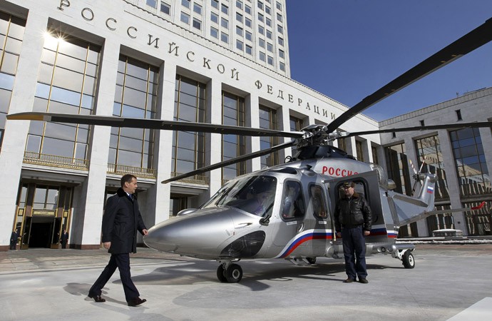 Thủ tướng Nga Dmitry Medvedev tại sân bay trực thăng ở phía trước tòa nhà Liên đoàn Chính phủ Nga ở Moscow.