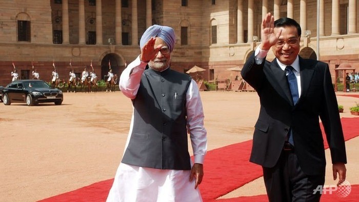 Thủ tướng Ấn Độ Manmohan Singh (trái) và Trung Quốc Lý Khắc Cường tại New Delhi.