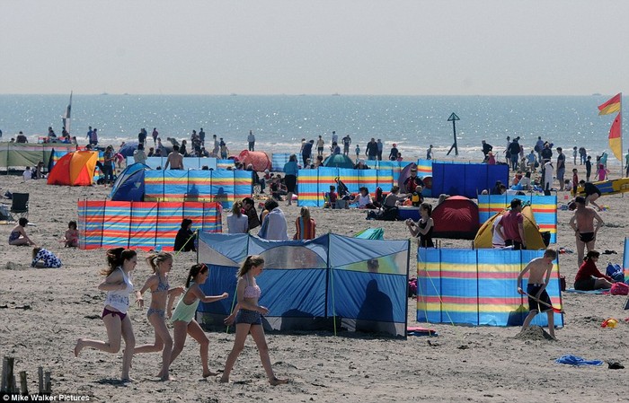 Người dân Anh không bỏ lỡ cơ hội được tận hưởng ánh nắng mặt trời rực rỡ trên bãi biển tại Wittering, West Sussex.