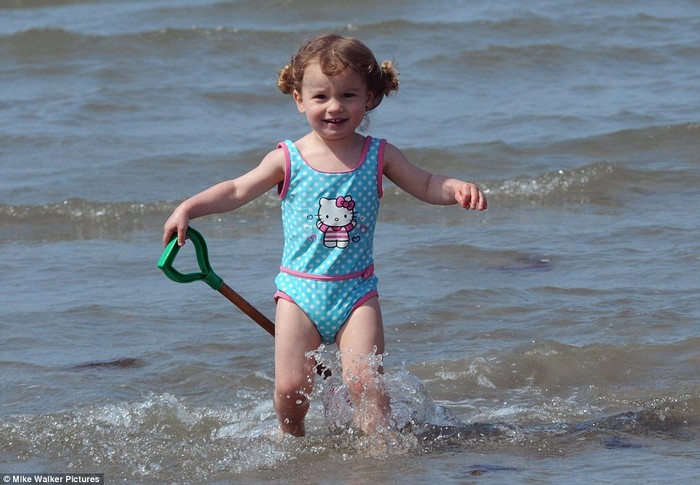Cô bé Isla Vann-Poletti, 2 tuổi, tận hưởng ánh nắng ấm áp tại Wittering.