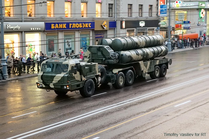 Hệ thống S-300 trên đường phố Moscow.