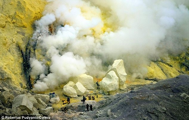 Khói lưu huỳnh phun từ lòng núi lửa đang sôi trào qua các kẽ nứt trên miệng núi lửa.