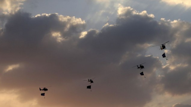 Máy bay trực thăng quân sự bay trên dinh tổng thống tại Cairo, Ai Cập ngày 1/7.