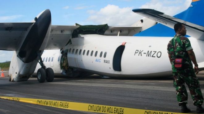 Một chiếc MA60 bị gãy cánh sau va chạm khi hạ cánh tại Kupang, Indonesia tháng 6/2013.