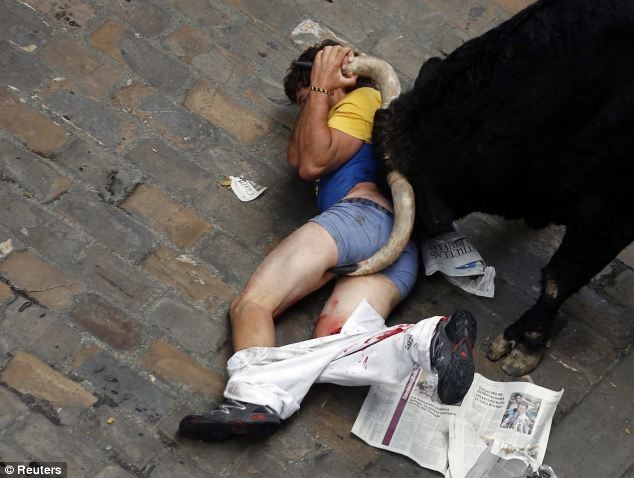 Một trong 3 nạn nhân bị thương nặng trong ngày đầu tiên của lễ hội "Chạy bò" tại Tây Ban Nha.