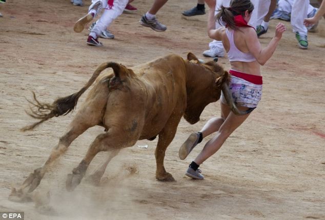 Một phụ nữ bị con bò đuổi theo sát nút.