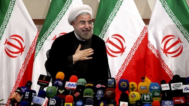 Hasan Rouhani đặt tay lên trái tim mình, như một dấu hiệu của sự tôn trọng, khi phát biểu tại một cuộc họp báo ở Tehran ngày 17/6.