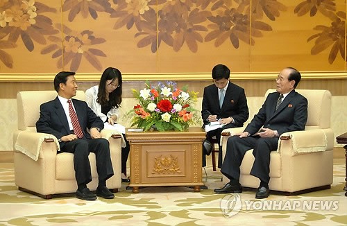 Ông Lý Nguyên Triều hội đàm với Ông Kim Yong-nam - Chủ tịch Hội đồng Nhân dân tối cao Triều Tiên tại Bình Nhưỡng hôm 25/7 trong khuôn khổ chuyến thăm Triều Tiên.