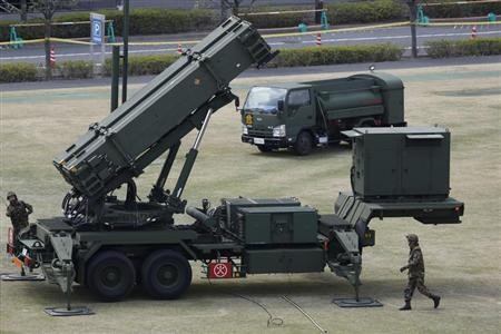 Binh sĩ Nhật Bản tiếp nhiên liệu cho hệ thống PAC-3 tại Bộ Quốc phòng ở Tokyo ngày 10 tháng 4 năm 2013.