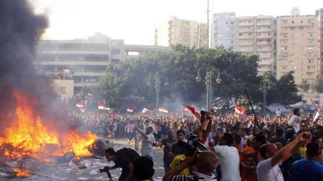 Đối thủ của Tổng thống bị lật đổ của Ai Cập, Mohamed Morsi, đốt cháy văn phòng của Tự do và đảng Công lý ở Alexandria trên 26 tháng 7 năm 2013.