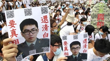 Người Đài Loan cầm ảnh của Hồng Trọng Khâu biểu tình trước trụ sở Bộ Quốc phòng Đài Loan.