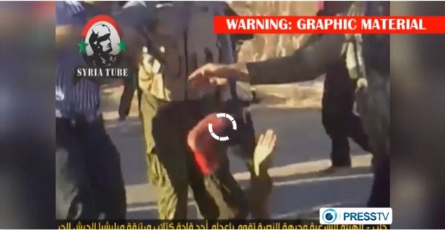 Viên chỉ huy FSA bị đám đông vũ trang xô đẩy ngã xuống đất trước khi bị họ bắn chết.