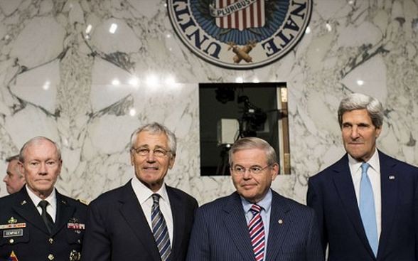 Ngoại trưởng John Kerry (phải), Bộ trưởng Quốc phòng Chuck Hagel (thứ 2 từ trái sang) và Chủ tịch hội đồng tham mưu trưởng liên quân Martin Dempsey (trái) trong phiên điều trần làm chứng về sử dụng vũ lực chống lại Syria hôm 3.9