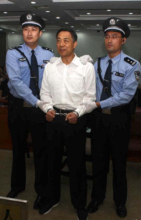 Bạc Hy Lai cười chua chát với hai bàn tay nắm chặt khi tòa đưa ra phán quyết.