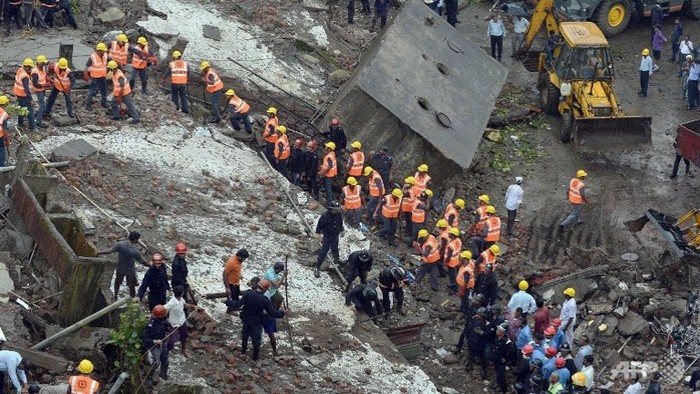 Nhân viên cứu hộ Ấn Độ tại hiện trường sập tòa chung cư 5 tầng ở Mumbai hôm 27.9