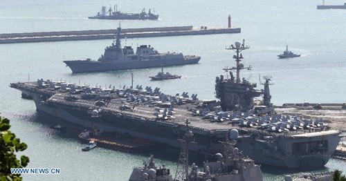 Tàu sân bay hạt nhân USS George Washington, tải trọng 97.000 tấn hôm qua cập cảng Busan, cách thủ đô Seoul của Hàn Quốc 450 km về phía nam, hôm 4/10. Tháp tùng nó là tàu tuần dương tên lửa dẫn đường USS Antietam CG-54 và tàu khu trục tên lửa dẫn đường USS Preble DDG 88.