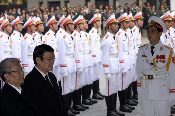 Chủ tịch nước Trương Tấn Sang, nguyên Chủ tịch nước Trần Đức Lương viếng Đại tướng Võ Nguyên Giáp.