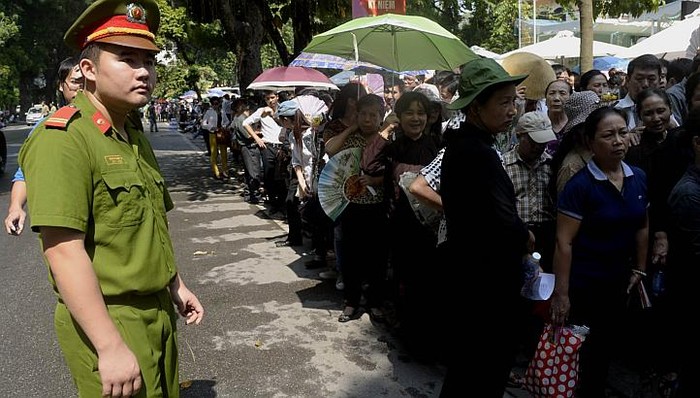 Người dân không quản nắng nôi đứng chờ hàng giờ xếp hàng vào viếng Đại tướng hôm 9.10