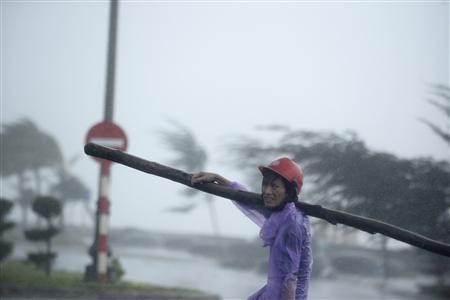 Người dân Đà Nẵng chống trọi với bão Nari