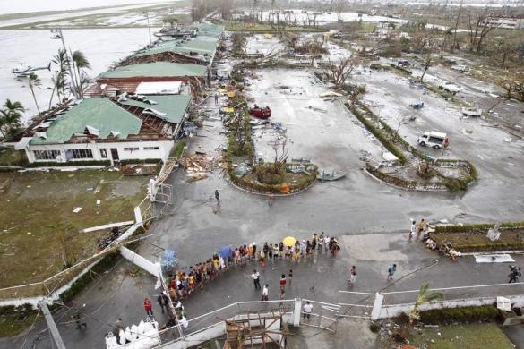 Người dân Tacloban chờ cứu hộ từ trực thăng quân sự