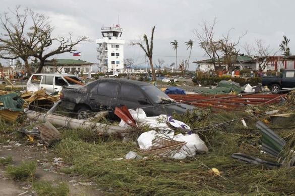 Cảnh tượng tan hoang như sóng thần vừa quét qua Tacloban