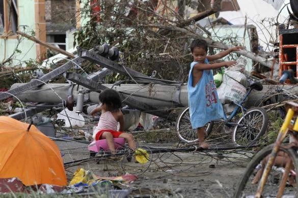 Trẻ em thành phố Tacloban sau bão