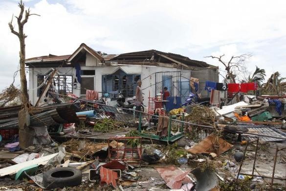 Người dân Tacloban trở về nhà dọn dẹp sau bão